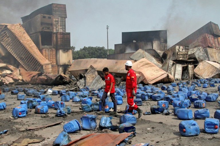 Explosion meurtrière au Bangladesh: les autorités tentent d'identifier les victimes